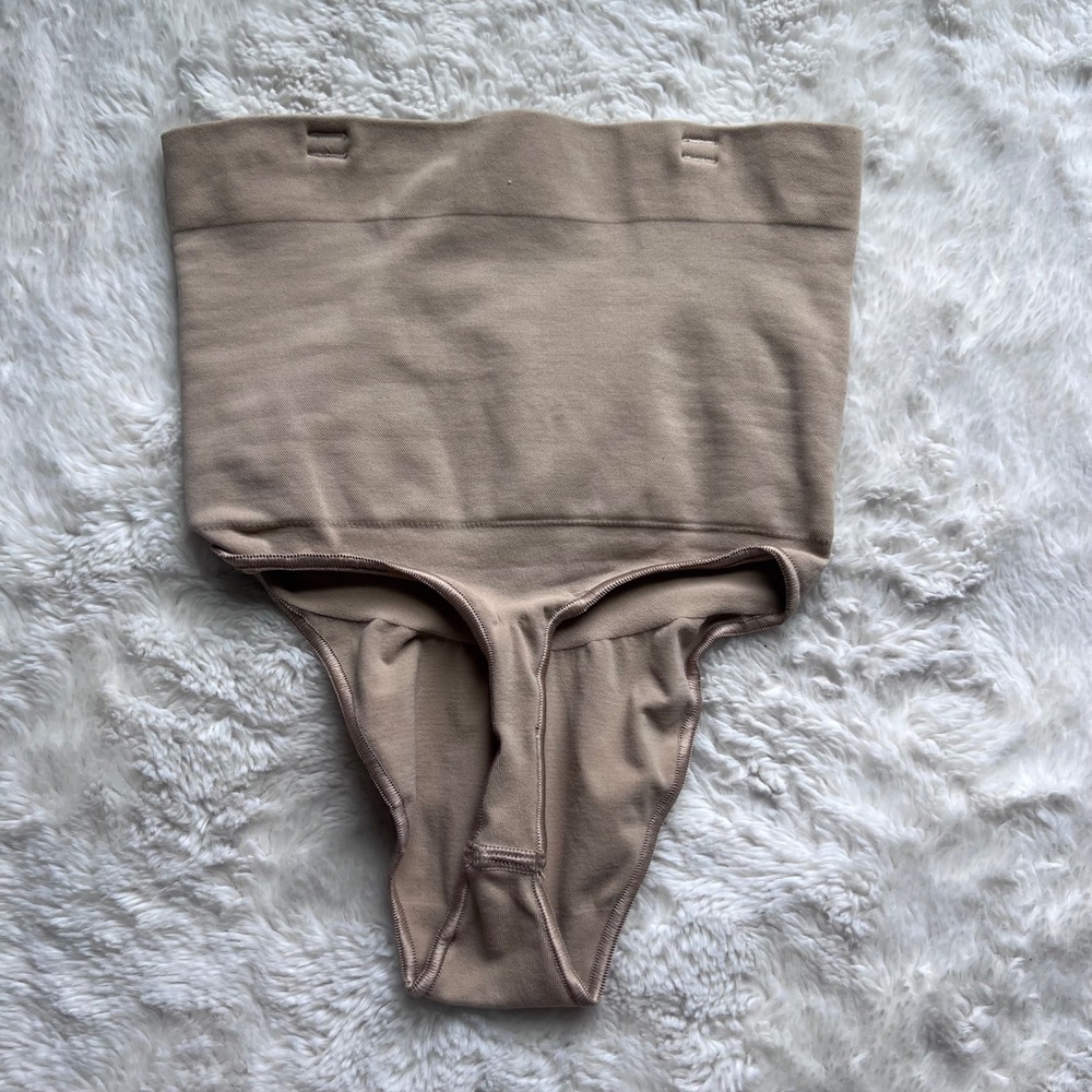Skims Sculpting Mid-Waist Thong Tan Beige Seamless Shapewear Womens Size Small - Picture 4 of 8